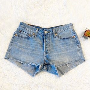LEVIS | 501 Denim Cut Off Raw Hem Button Fly Daisy Duke Shorts women size 27